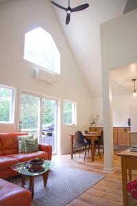 Χώρος καθιστικού στο Lincolnville 2BR - Beach Vibes & Backyard BBQ