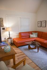 Χώρος καθιστικού στο Lincolnville 2BR - Beach Vibes & Backyard BBQ +38 φωτογραφίες