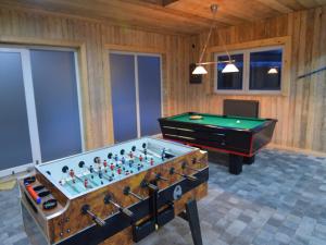 ein Spielezimmer mit einem Billardtisch und einem Billardtisch in der Unterkunft Sourbrodt Stay with Pool in Sourbrodt