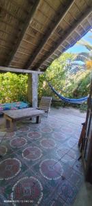 un patio con banco, mesa y hamaca en QinLing en playa hermosa y playa verde, en Playa Hermosa 36 fotos más