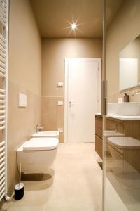 un bagno con un water e un lavandino di Garden Studio Double Suite - Bernina Experience a Tirano