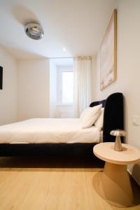 una camera da letto con un letto grande e un tavolo di Garden Studio Double Suite - Bernina Experience a Tirano Altre 5 foto