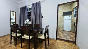 a dining room with a table and chairs and a mirror at Casa 3 quartos ar condicionado perto do centro in Montes Claros +5 photos