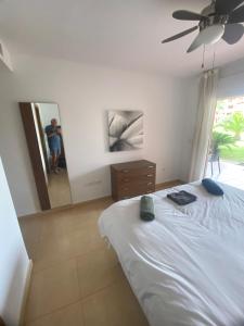 une personne prenant une photo d'un lit dans une chambre dans l'établissement Superb 2 Bed Apartment on Mar Menor Golf Resort with Free WIFI, à Los Martínez