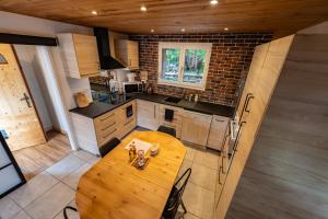 - une vue de tête sur une cuisine avec une table en bois dans l'établissement La maison d'Albane Briançon Serre Chevalier Vallée 5 personnes, à Briançon 54 autres photos