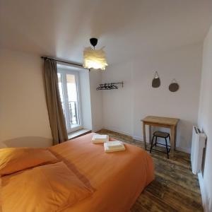 Ένα ή περισσότερα κρεβάτια σε δωμάτιο στο Versant Sud - Duplex - Centre Bourg d 'Oisans +5 φωτογραφίες