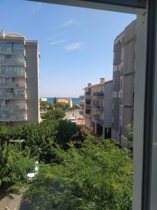 einen Blick aus dem Fenster einer Stadt mit Gebäuden in der Unterkunft appartement T3 Saint-Cyprien plage in Saint-Cyprien