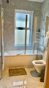 Ένα μπάνιο στο Luxury 1 bed Bournemouth Walk to Beach Poole King bed