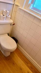 Ένα μπάνιο στο Luxury 1 bed Bournemouth Walk to Beach Poole King bed