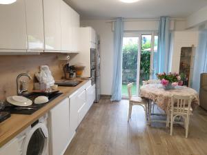 a kitchen with a table and a dining room at CHAMBRE CHEZ L HABITANT AVEC SDB ET WC sans cuisine in Nice