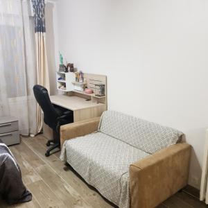 a bedroom with a bed and a desk and a chair at CHAMBRE CHEZ L HABITANT AVEC SDB ET WC sans cuisine in Nice