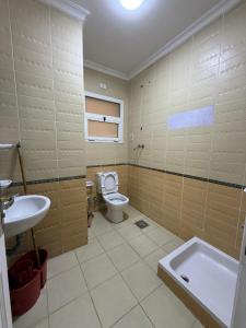 Ένα μπάνιο στο Furnished Apartment 3BR 2BA Excellent Condition
