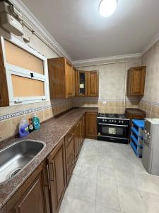 Η κουζίνα ή μικρή κουζίνα στο Furnished Apartment 3BR 2BA Excellent Condition