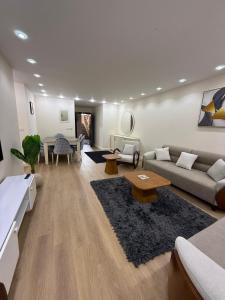 Χώρος καθιστικού στο Furnished Apartment 3BR 2BA Excellent Condition