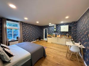 a bedroom with a bed and a table and a kitchen at Mulino Apartments in Borek