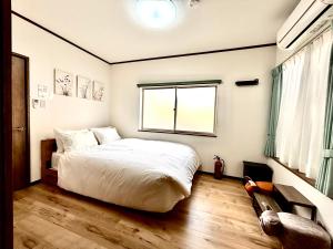 une chambre avec un grand lit et une fenêtre dans l'établissement Happy Inn Kyoto えんの宿, à Kyoto