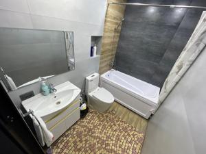 Ένα μπάνιο στο One Global Family Guest Room Samarkand +48 φωτογραφίες