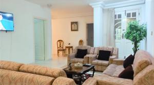 GabèsSunshine Villa的有两张沙发和一张桌子的客厅