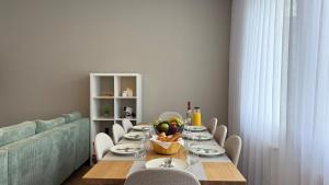 a dining room with a table and a couch at Große Innenstadt-Oase Kiel für Gruppen & Familien in Kiel