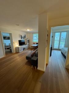 een woonkamer met een bank en een tafel bij Mountain Apartment in Alterzoll