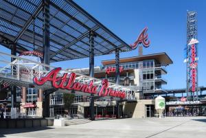 Una vista de un estadio de béisbol con un cartel de Anaheim Arrows. en Cozy Luxury Home, en Atlanta
