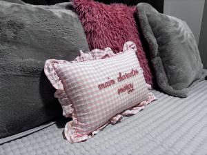 almohada sobre la cama en Cozy Luxury Home, en Atlanta