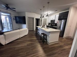 Una cocina y una sala de estar con un sofá y una mesa. en Cozy Luxury Home, en Atlanta