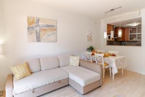 Χώρος καθιστικού στο Pretty garden apartment next to a charming beach +16 φωτογραφίες
