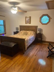 Katil atau katil-katil dalam bilik di Shady Oaks Cabin