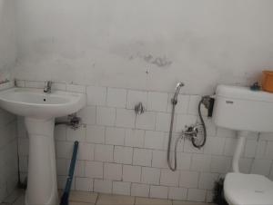 Ένα μπάνιο στο Naga Hills Backpacker Hostel