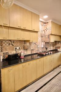 Η κουζίνα ή μικρή κουζίνα στο Neelam Homestay - Lemon Room +6 φωτογραφίες