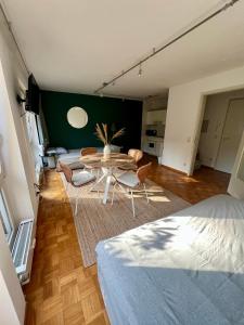 a living room with a table and chairs at Fair Spot- Ihr MesseSpot - 5 Minutes to Fair, 10 Minutes to city center in Düsseldorf