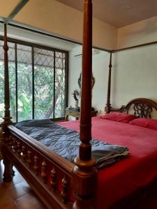 Una cama o camas en una habitación de Ronnes ROYALE DUPLEX 3BHK with private pool