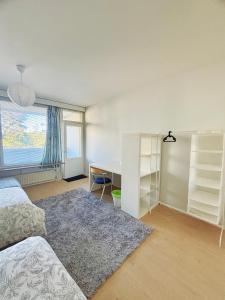 Katil atau katil-katil dalam bilik di Bright Cozy Private Rooms 3min to Metro