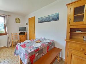 ル・グラン・ボルナンにあるAppartement 3 pièces avec garage, 6 couchages au Grand-Bornand - FR-1-241-100のダイニングルーム(テーブル、テーブルクロス付)