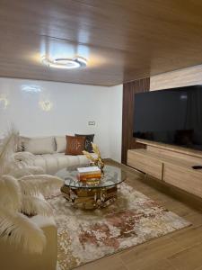 TV a/nebo společenská místnost v ubytování إقامة جبل هبري حي السلام إفران