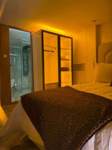 Postel nebo postele na pokoji v ubytování إقامة جبل هبري حي السلام إفران