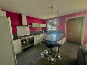 Nhà bếp/bếp nhỏ tại Petite maison au bord du Tarn