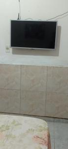a flat screen tv hanging on a wall at Residencial Barbosa - Apto 102 in Macaé