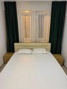 Giường trong phòng chung tại District 50 Apartment