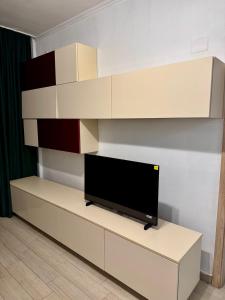 TV/trung tâm giải trí tại District 50 Apartment +1 ảnh