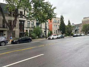 a street with cars parked on the side of the road at Hotel La Residence du Voyageur in Montreal