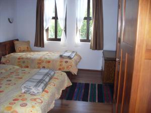 Un pat sau paturi într-o cameră la Tsutsovi House