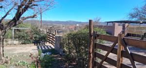 une clôture en bois devant une maison dans l'établissement El rancho de cristina y victor, à Arroyo de Los Patos