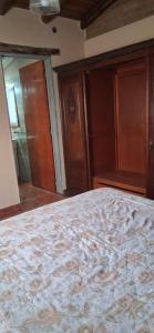 une chambre avec un grand lit et un placard dans l'établissement El rancho de cristina y victor, à Arroyo de Los Patos