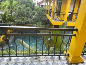 een uitzicht vanaf het balkon van een hotel met een zwembad bij Tam Coc Mango Homestay - Free Swimming Pool in Ninh Binh +46 foto's