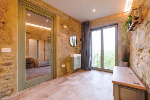 Koupelna v ubytování Rocha Suites + 71 fotografií