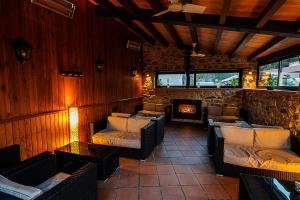 A seating area at Hotel-Restaurante La Quadra