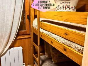 Postel nebo postele na pokoji v ubytování Chalet & jardin au coeur des montagnes alpines