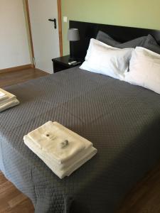 Uma cama ou camas num quarto em Casas do Terreiro
